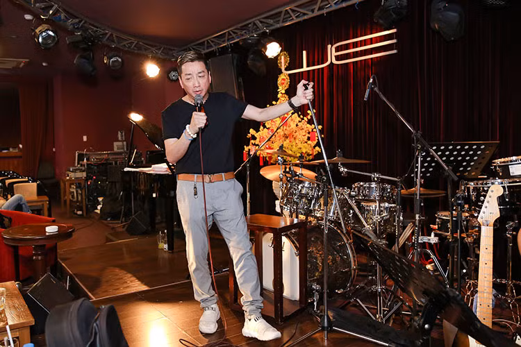 Hình ảnh Trường Vũ tập luyện chuẩn bị cho đêm nhạc của Như Quỳnh.