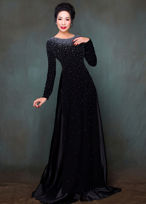 Trong bộ ảnh mới, diện áo dài của NTK Minh Châu, á hậu Trịnh Kim Chi khoe vẻ đẹp ngọt ngào, đằm thắm.