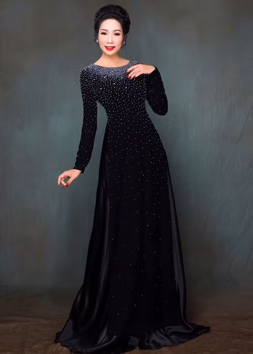 Trong bộ ảnh mới, diện áo dài của NTK Minh Châu, á hậu Trịnh Kim Chi khoe vẻ đẹp ngọt ngào, đằm thắm.