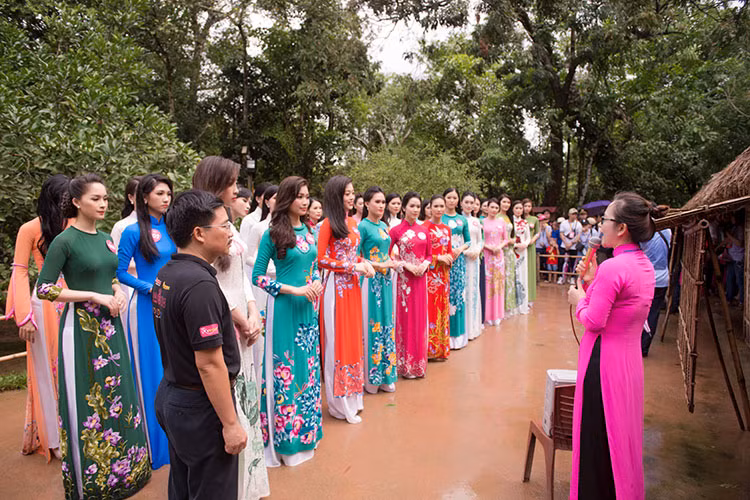 Sau khi dâng hương, các thí sinh được hướng dẫn đến thăm gian nhà tranh đơn sơ - nơi Bác đã gắn bó thời niên thiếu (từ cuối 1901 – 1906).