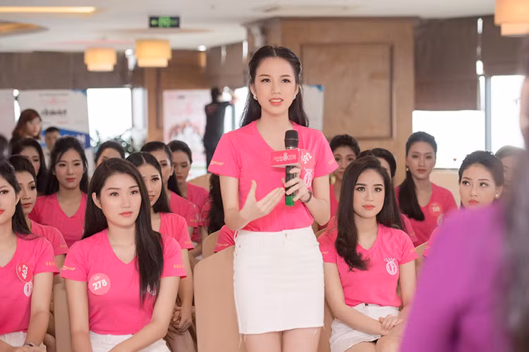 Không chỉ được nghe, được xem các nghệ sĩ biểu diễn mà các thí sinh còn được NSND Hồng Lựu dạy hát những làn điệu ví dặm thiết tha, nghĩa tình.