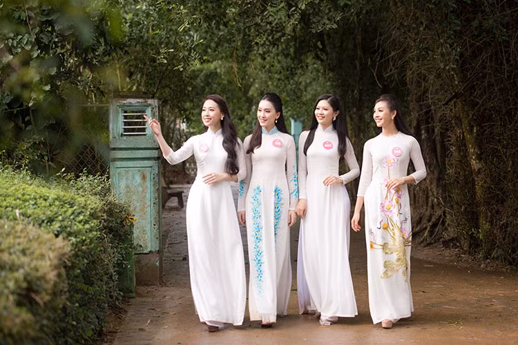 Dàn người đẹp Hoa hậu Việt Nam khoe sắc trong tà áo dài.