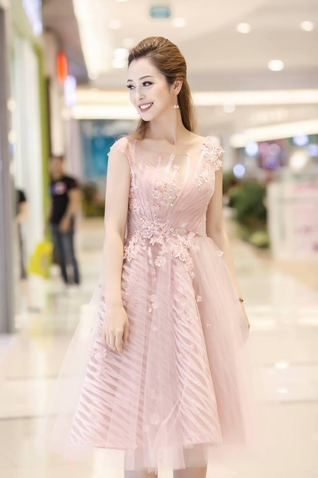 Hiện tại, người đẹp có cuộc sống hạnh phúc bên doanh nhân Đức Hải sau cuộc hôn nhân đổ vỡ với ca sĩ Quang Dũng.