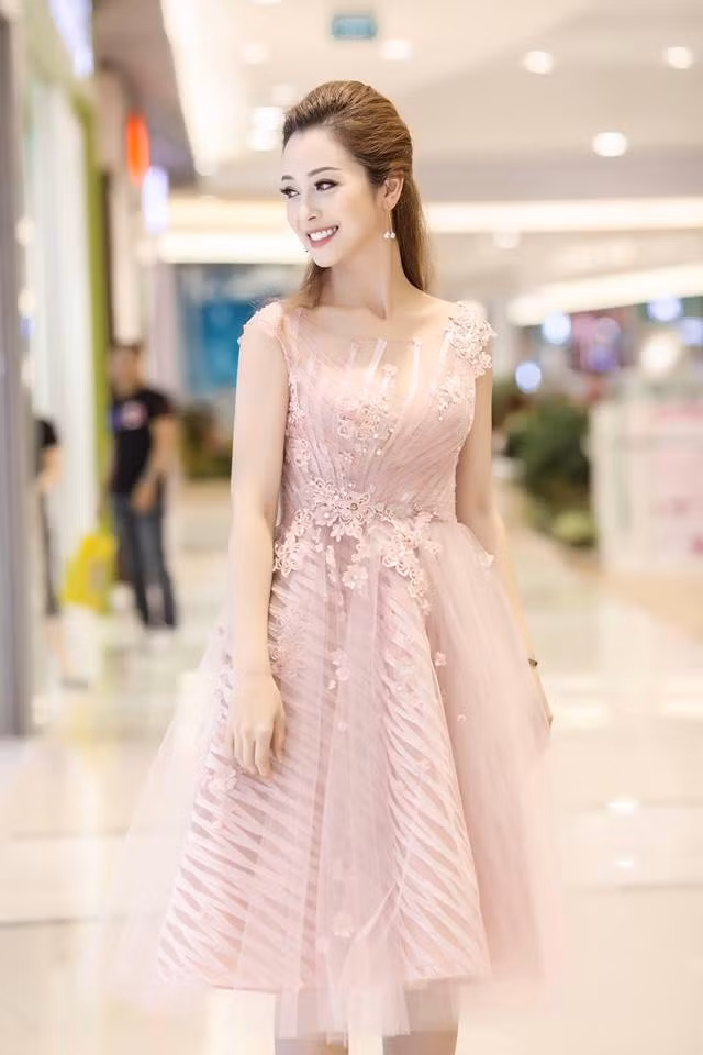 Hiện tại, người đẹp có cuộc sống hạnh phúc bên doanh nhân Đức Hải sau cuộc hôn nhân đổ vỡ với ca sĩ Quang Dũng.