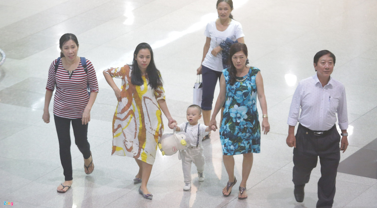 Trước đó, khoảng 19h, đón Quốc Cơ, Quốc Nghiệp tại sân bay có đông đủ các thành viên trong gia đình. Ông Giang Kiếm Thanh và vợ không giấu được niềm tự hào trước thành công hai con đạt được. Ông chính là người đã ép hai con trai luyện xiếc từ nhỏ, luôn sát sao trong từng bước sự nghiệp của con.