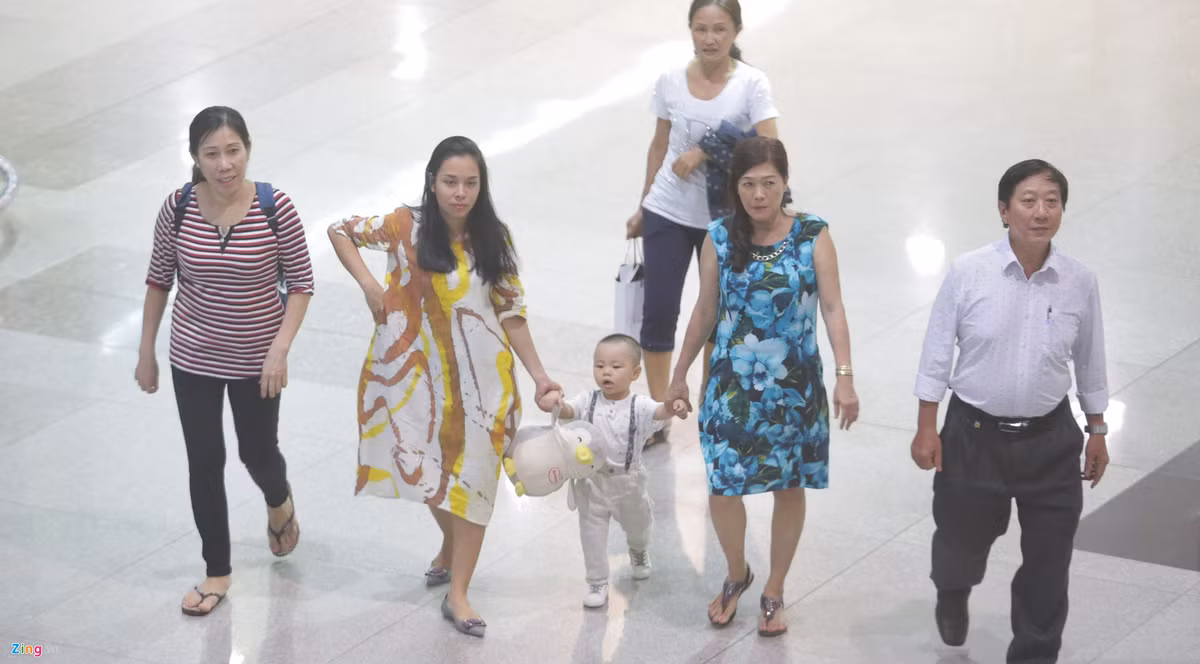 Trước đó, khoảng 19h, đón Quốc Cơ, Quốc Nghiệp tại sân bay có đông đủ các thành viên trong gia đình. Ông Giang Kiếm Thanh và vợ không giấu được niềm tự hào trước thành công hai con đạt được. Ông chính là người đã ép hai con trai luyện xiếc từ nhỏ, luôn sát sao trong từng bước sự nghiệp của con.