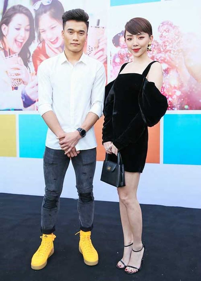 Thủ môn Bùi Tiến Dũng diện áo sơ mi trắng trông rất thư sinh, anh đi đôi giày vàng nổi bật làm điểm nhấn.