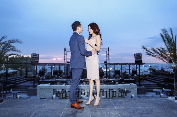 Lan Khuê được bạn trai cầu hôn vô cùng lãng mạn.