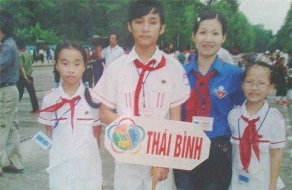 Thay đổi phong cách một chút từ kiểu tóc thưa sang mái xéo, càng lớn thân hình của Tùng khá gầy và đen. Năm 2011 vừa qua tuổi dậy thì Sơn Tùng khiến rất nhiều cô gái “ liêu xiêu” với vẻ ngoài điển trai và hợp mốt Hàn Quốc.