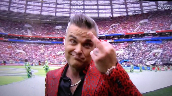 Robbie Williams bị chỉ trích vì giơ ngón tay thối tại khai mạc World Cup 2018.