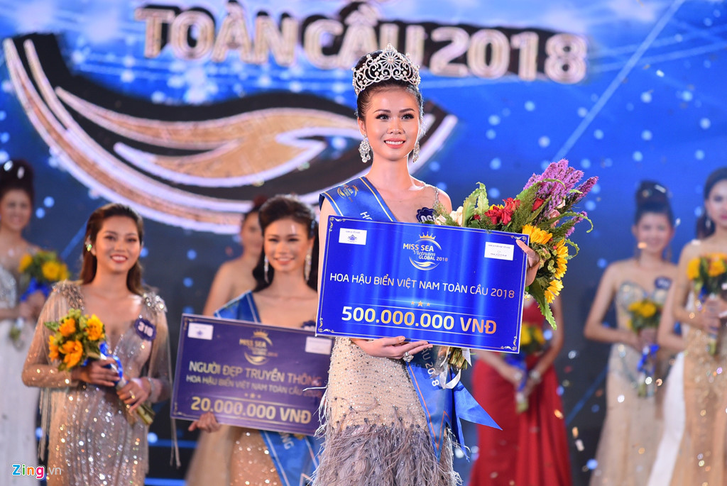 Kim Ngọc đoạt vương miện Hoa hậu Biển Việt Nam toàn cầu. Ảnh: Zing