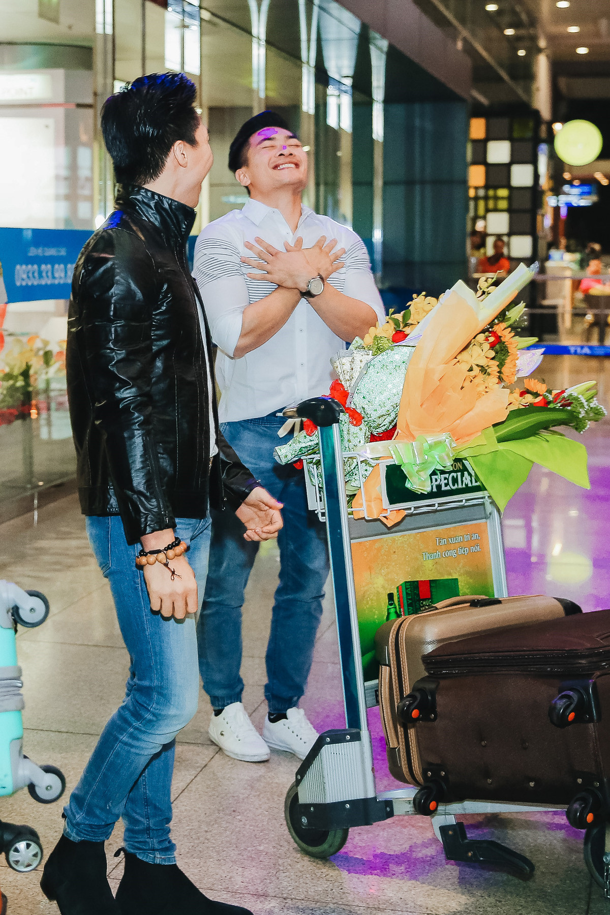 Sau khi lấy hành lý, anh em họ Giang xúc động khi đón nhận tình cảm của gia đình và người hâm mộ trong ngày trở về. Quốc Cơ ôm ngực khi không giấu được sự trân trọng và niềm hạnh phúc.