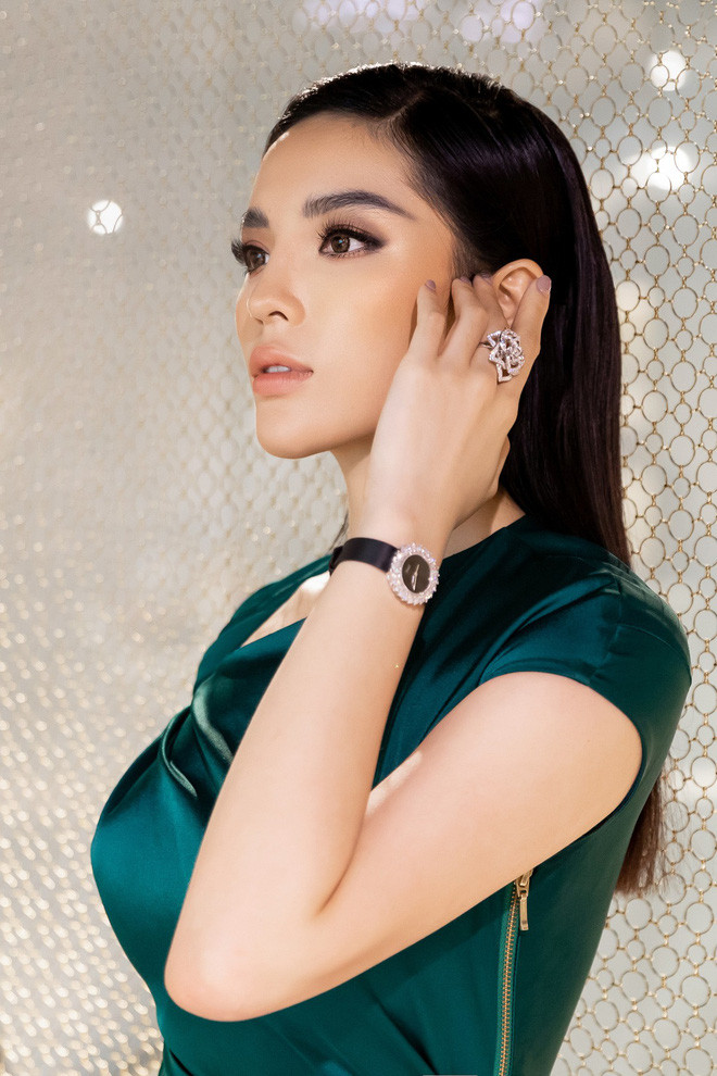 Hoa hậu để tóc thẳng đơn giản, trang điểm nhấn vào đôi mắt để tạo ấn tượng.