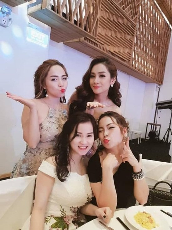 Những bạn bè góp mặt trong đám cưới của Minh Hải vui vẻ chụp hình cùng cô dâu, chủ rể và nữ ca sĩ xinh đẹp.