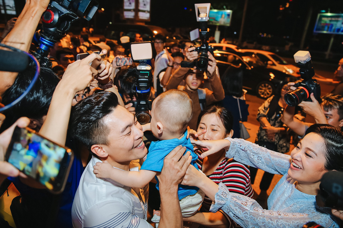 Sau giây phút ôm ba mẹ, MC Hồng Phượng trao con trai cho chồng. Giây phút đoàn tụ của gia đình Quốc Cơ - Hồng Phượng khiến nhiều người xúc động. Hồng Phượng chia sẻ cô ủng hộ công việc của chồng dù bản thân luôn phải đối diện với lo lắng, căng thẳng mỗi khi anh đi biểu diễn.