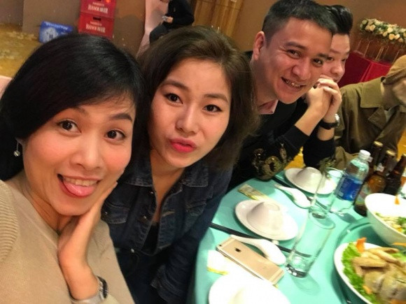 Hà Hương hiện tại đang làm công việc văn phòng. Trong hình, cô chụp ảnh cùng bạn bè khi gặp mặt tại một bữa tiệc.