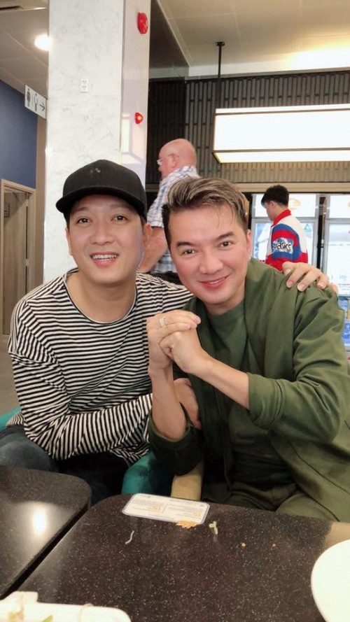 “Thương gì đâu! Nó chỉ ngồi im lặng cười và lắc đầu mặc cho nguyên bầy trợ lý của tui chọc ghẹo xâu xé! Nó hẹn tui đi xem tui hát ở Đồng Dao tối mai! Ka ka” - anh viết.