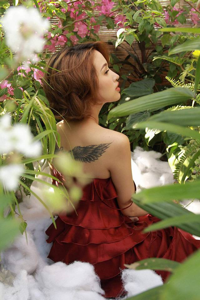 Chiếc váy 2 dây giúp cô khoe khéo những hình xăm cá tính phía sau lưng và trước ngực.