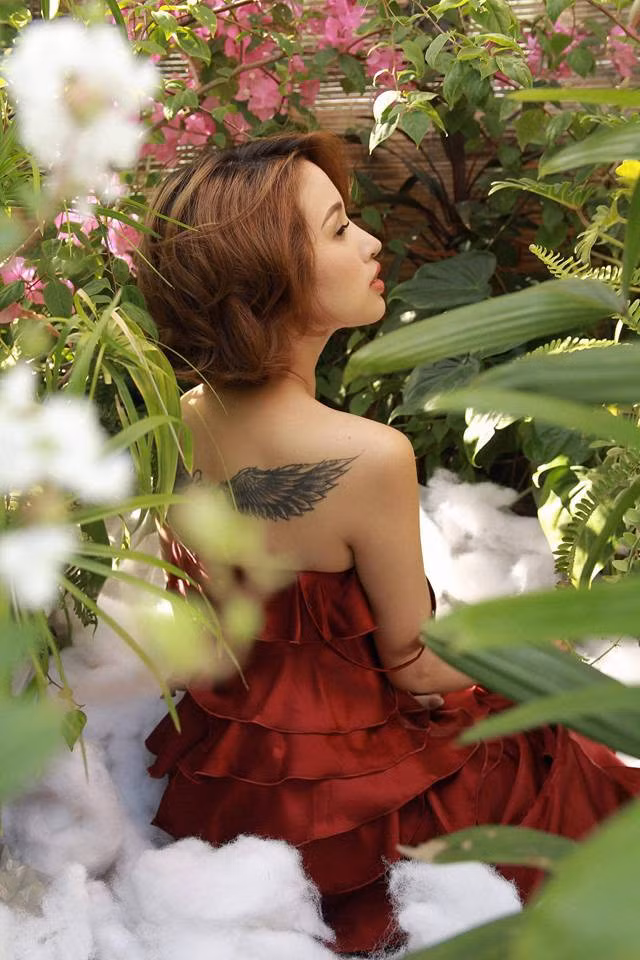 Chiếc váy 2 dây giúp cô khoe khéo những hình xăm cá tính phía sau lưng và trước ngực.