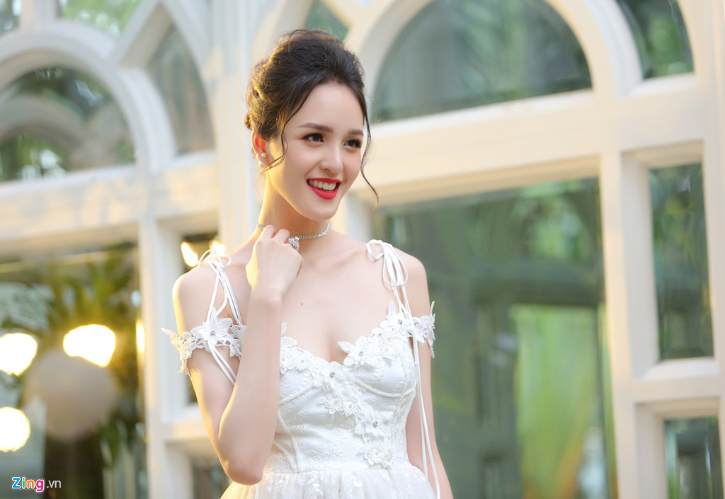 Sau thời gian gần như "ở ẩn" để chăm lo cho gia đình nhỏ, mới đây, Á hậu Hoàng Anh tích cực hoạt động trở lại. Á hậu Việt Nam 2012 chia sẻ cô cảm thấy viên mãn với cuộc sống hiện tại bên ông xã và con gái 8 tháng tuổi.