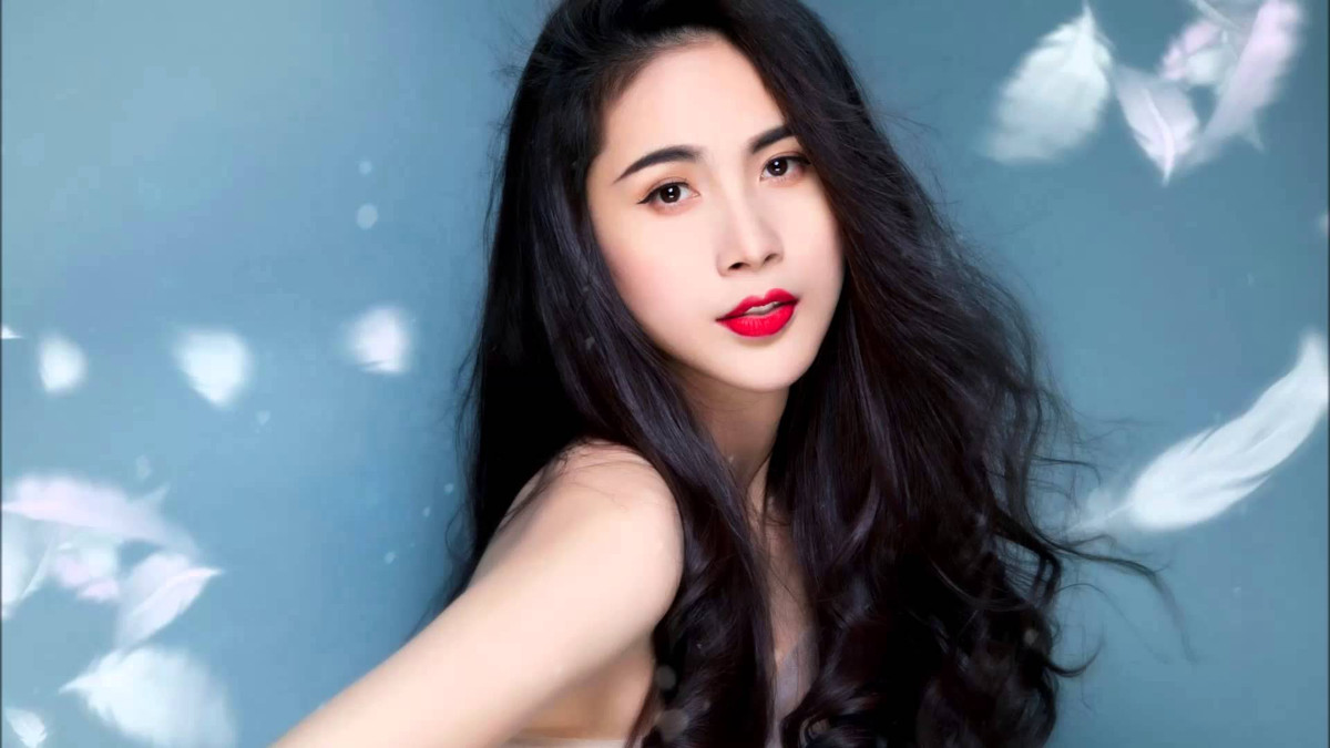 Ca sĩ Thủy Tiên vừa lên tiếng khi tự truyện của chồng bị chê.