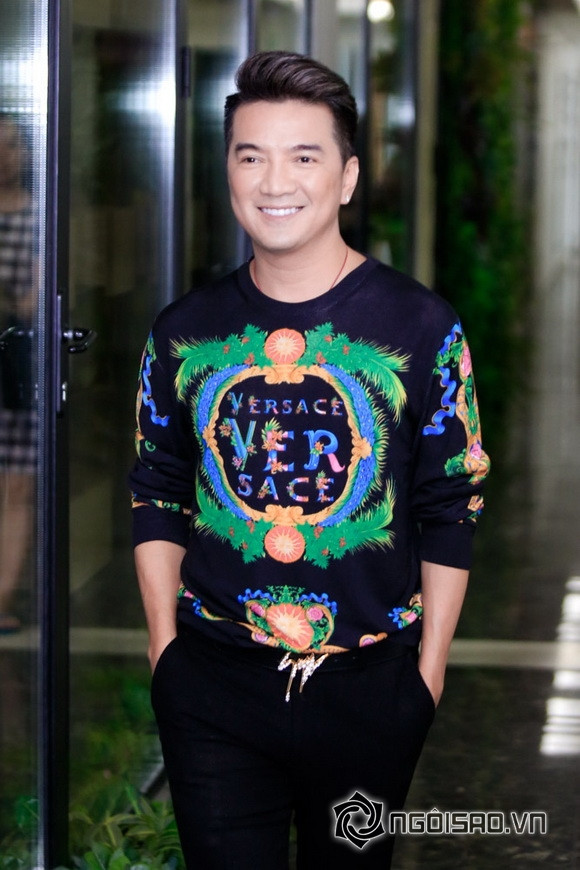 Mr Đàm vượt mưa bão ra thủ đô dự họp báo giới thiệu liveshow mới.