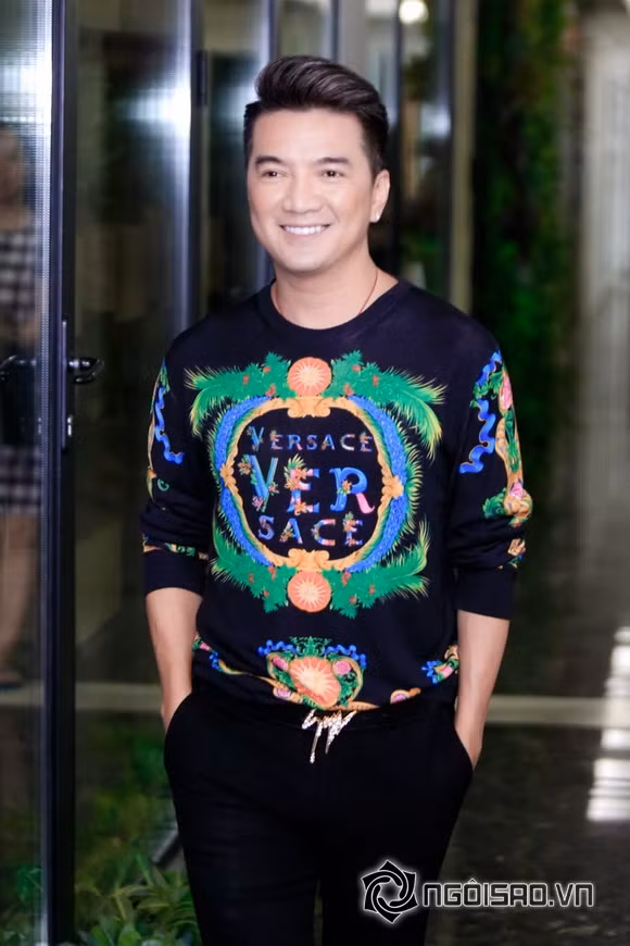 Mr Đàm vượt mưa bão ra thủ đô dự họp báo giới thiệu liveshow mới.