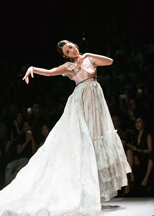 Chân dài xứ Thanh diện chiếc đầm bồng bềnh công chúa, thể hiện nét nữ tính, duyên dáng trên sàn diễn.