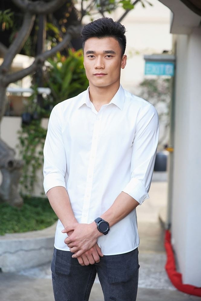 Thủ môn Bùi Tiến Dũng của đội U23 Việt Nam đang trở thành ngôi sao sáng giá khi liên tục được mời đến các sự kiện.