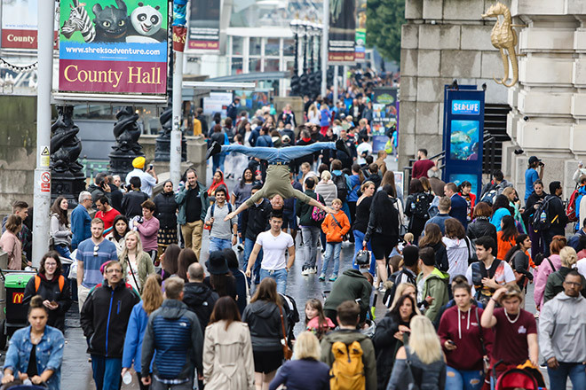 Anh em "hoàng tử xiếc" nổi bật giữa đường phố Anh quốc đông đúc. Theo Quốc Cơ, bộ ảnh này được anh và em trai ấp ủ từ lâu, nhằm ghi lại những dấu ấn đặc biệt trên con đường theo đuổi nghề xiếc gian lao.