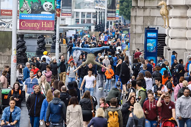 Anh em "hoàng tử xiếc" nổi bật giữa đường phố Anh quốc đông đúc. Theo Quốc Cơ, bộ ảnh này được anh và em trai ấp ủ từ lâu, nhằm ghi lại những dấu ấn đặc biệt trên con đường theo đuổi nghề xiếc gian lao.