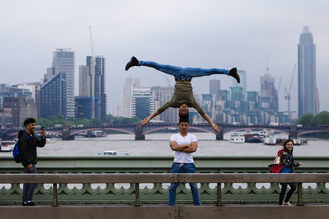 Trong thời gian tham gia "Britain's Got Talent", Quốc Cơ - Quốc Nghiệp thực hiện bộ ảnh chồng đầu trên nhiều đường phố Anh quốc. Chứng kiến tài năng của hai nghệ sĩ xiếc Việt, người dân Anh không khỏi choáng ngợp, nhưng cũng khá thích thú.
