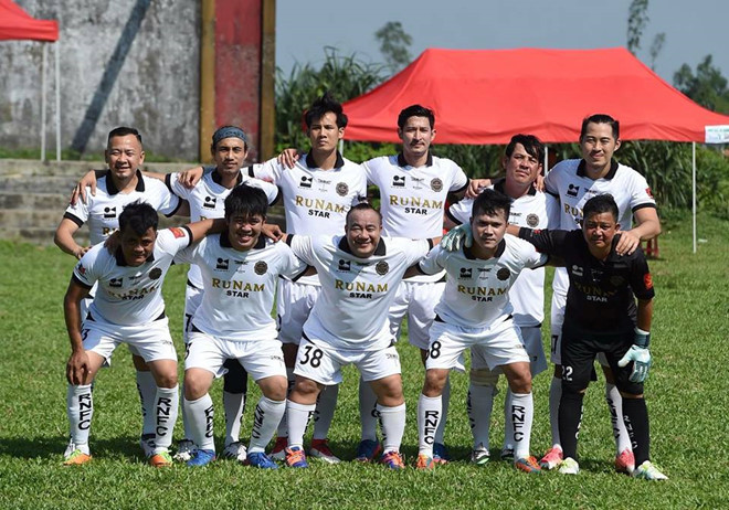 Huy Khánh và Phạm Anh Khoa trong đội bóng nghệ sĩ.