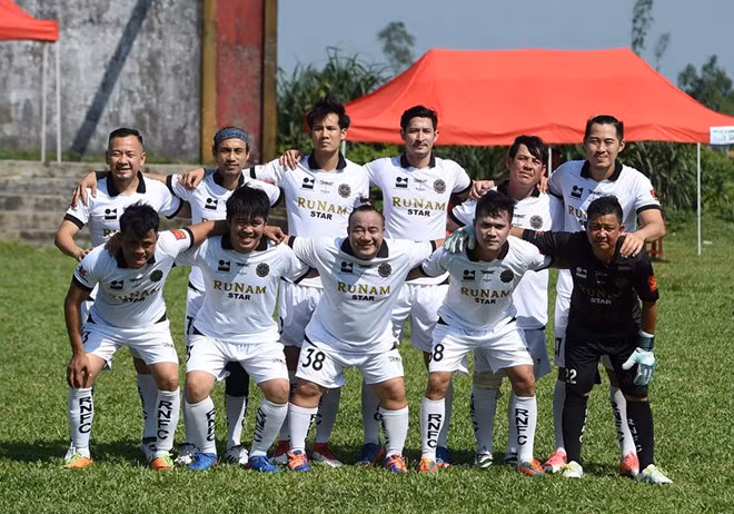 Huy Khánh và Phạm Anh Khoa trong đội bóng nghệ sĩ.