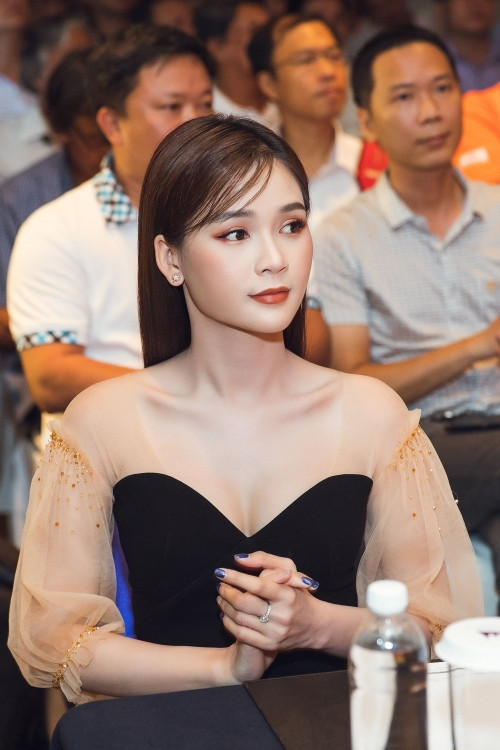 Tuy nhiên, Sam từ chối công khai người yêu vì theo quan điểm của cô: “Tôi thấy trong showbiz này tình yêu khó tồn tại được lắm. Cái gì đã công khai rồi thì cũng sẽ không đi đến đâu”.