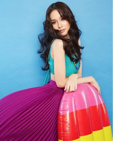 Nhìn những lọn tóc này của Nong Poy hẳn ai cũng đều ghen tỵ và muốn sở hữu mái tóc mềm mại như thế. Bí quyết của cô nàng là dưỡng tóc mỗi ngày, khi gội đầu thì gãi nhẹ nhàng kèm theo mát xa.