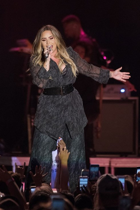 Demi Lovato biểu diễn tại Hội chợ Mid-State California ở Paso Robles.