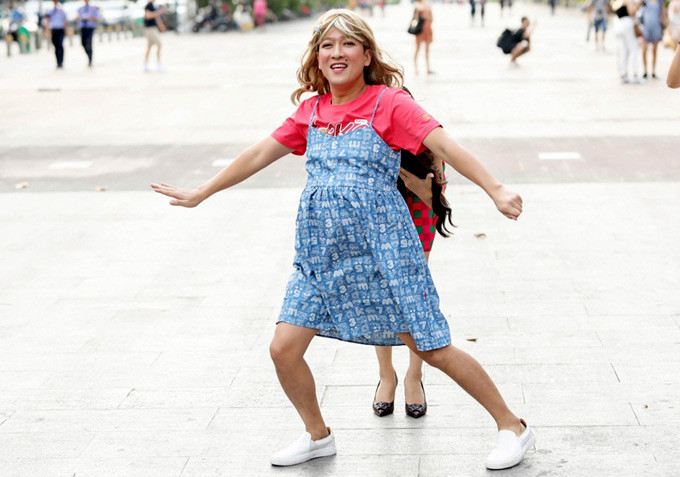 Không chỉ ba nghệ sĩ nữ hóa “bà bầu” mà ba nam nghệ sĩ cũng xuất hiện trước đám đông cũng phải giả nữ mang bầu với ba phong cách khác nhau. Trong hình là danh hài Trường Giang.