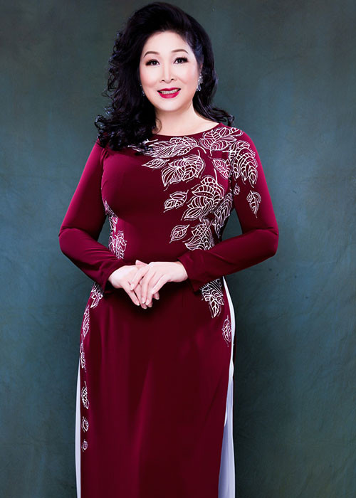 Cùng làm mẫu trong bộ sưu tập áo dài của NTK Minh Châu với Trịnh Kim Chi là nghệ sĩ Hồng Vân.