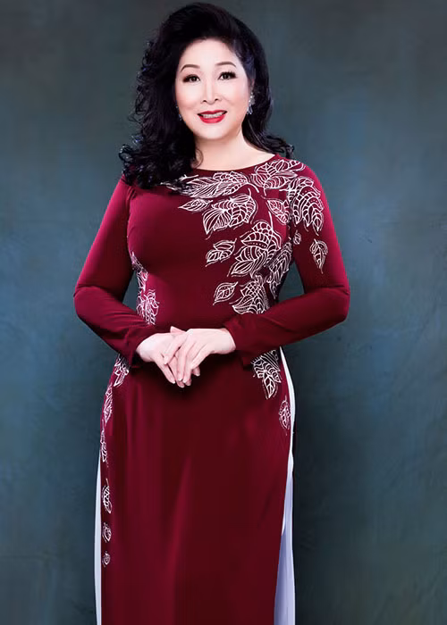 Cùng làm mẫu trong bộ sưu tập áo dài của NTK Minh Châu với Trịnh Kim Chi là nghệ sĩ Hồng Vân.