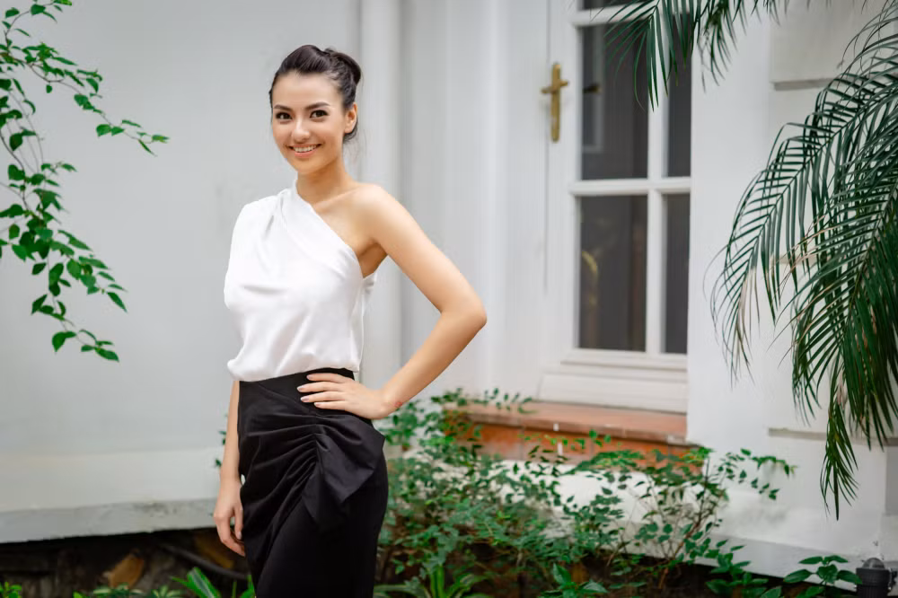 Hồng Quế gây chú ý khi xuất hiện với vóc dáng thon thả sau quá trình tích cực giảm7kg. Cô diện bộ cánh đen - trắng bó sát, gương mặt trang điểm nhẹ nhàng và xách túi hàng hiệu. Đây cũng là lần đầu tiên cô lộ diện sau tin đồn mới đi sửa mặt.