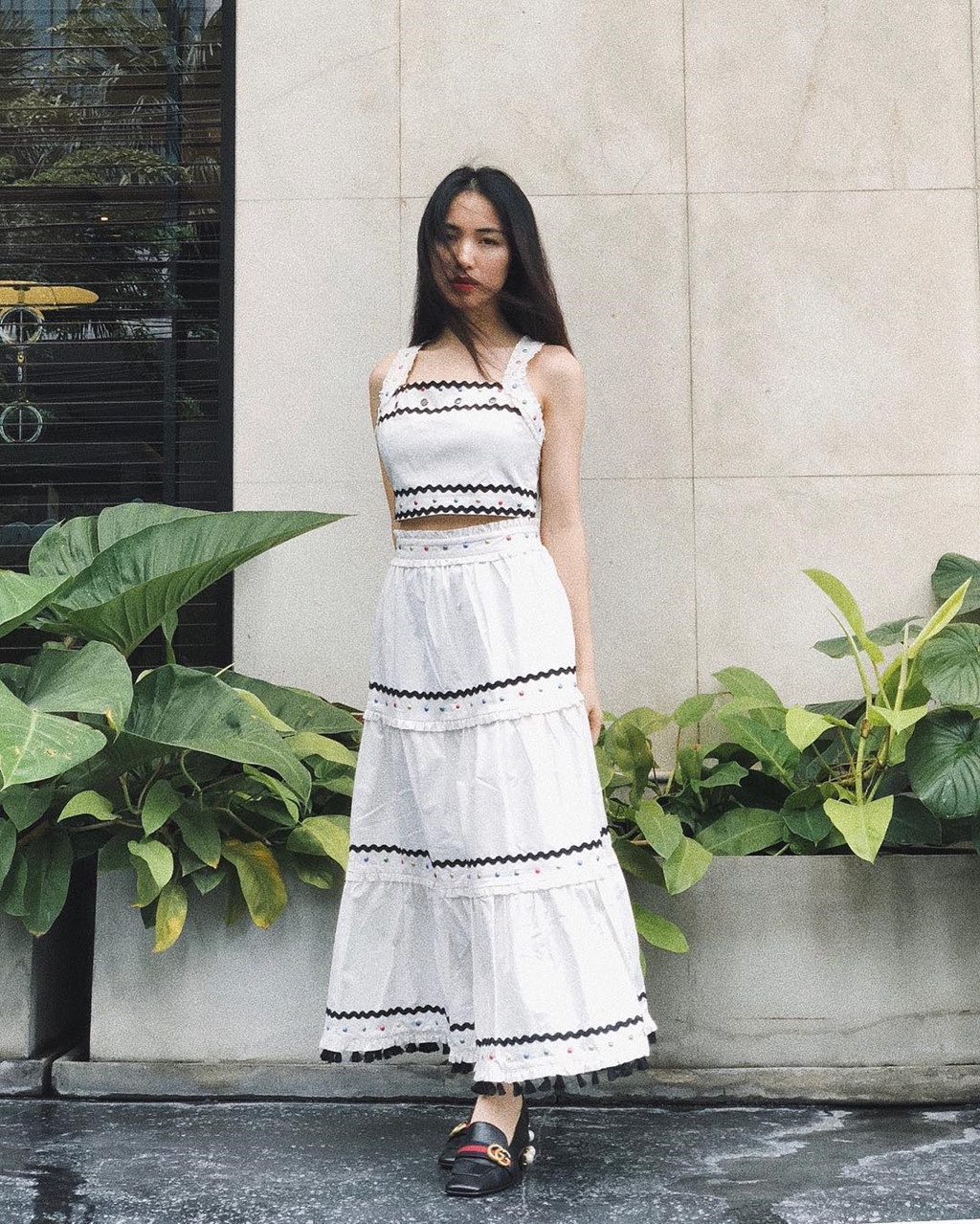 Đôi lúc, cô trở nên nữ tính với những set đồ phom dáng đơn giản cùng tông màu nhã nhặn, như mẫu áo crop-top cùng chân váy họa tiết.