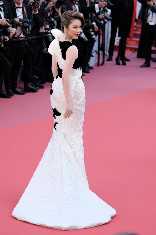 Lý Nhã Kỳ diện bộ váy kết hợp 2 tông màu đen trắng, sự đối lập một phần thể hiện phong thái tự do, một phần cho thấy nét huyền bí.