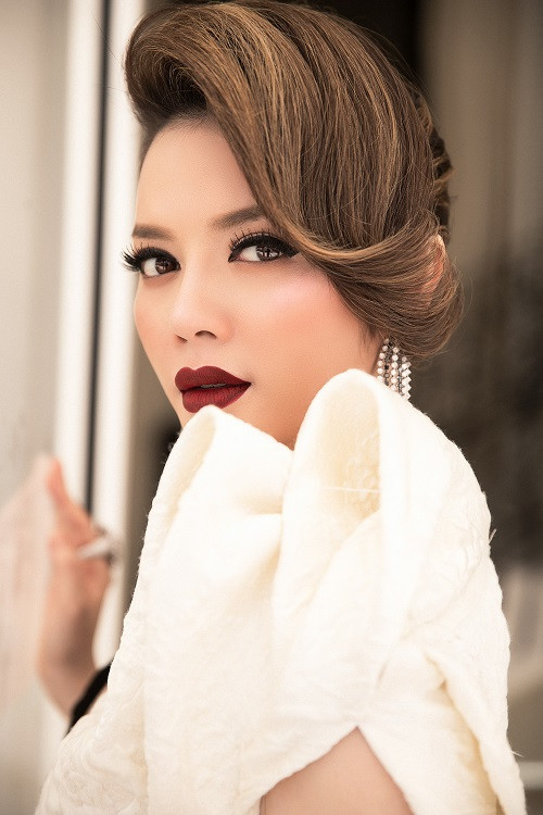 Mái tóc cong nhẹ kiêu hãnh và đôi mắt biết nói cũng là điểm gây ấn tượng của Lý Nhã Kỳ trong ngày bế mạc LHP.