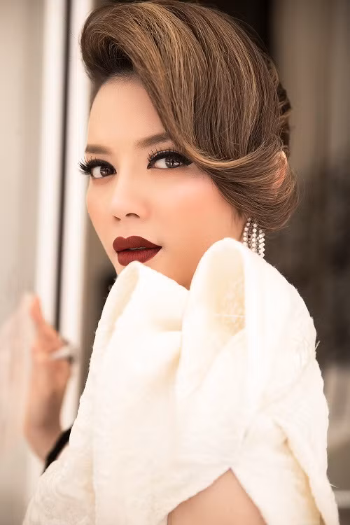 Mái tóc cong nhẹ kiêu hãnh và đôi mắt biết nói cũng là điểm gây ấn tượng của Lý Nhã Kỳ trong ngày bế mạc LHP.