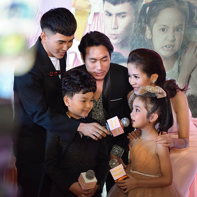 An Nguy và Kiều Minh Tuấn hỗ trợ các diễn viên nhí trả lời các câu hỏi.