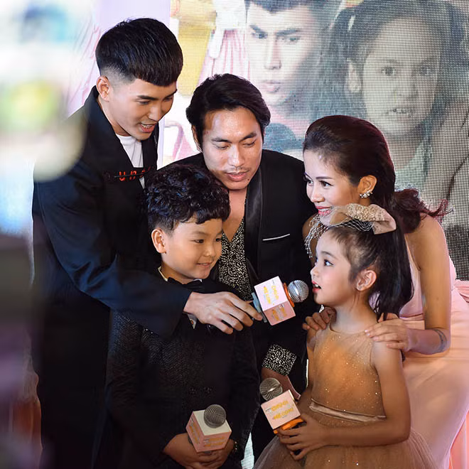 An Nguy và Kiều Minh Tuấn hỗ trợ các diễn viên nhí trả lời các câu hỏi.