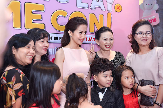 An Nguy cũng đi một mình đến sự kiện. Cô bị khán giả bủa vây xin chụp ảnh. Đối diện trước ống kính, An Nguy vẫn tỏ ra vui vẻ, cười tươi.