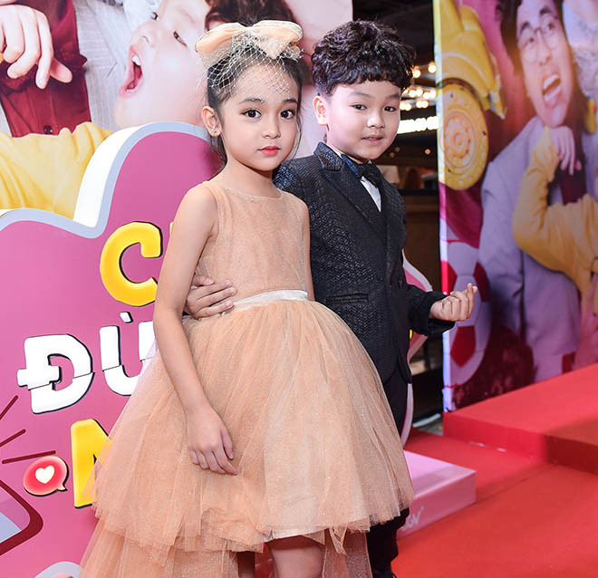 Hữu Khang và Chu Diệp Anh rạng rỡ trên thảm đỏ.