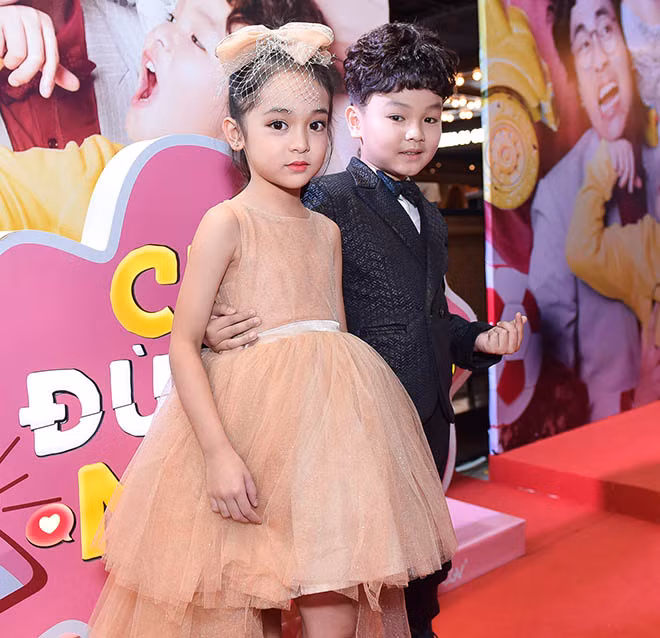 Hữu Khang và Chu Diệp Anh rạng rỡ trên thảm đỏ.